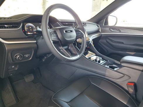 Used 2025 Jeep Grand Cherokee Limited w/ Black Appearance Package RWD image 17