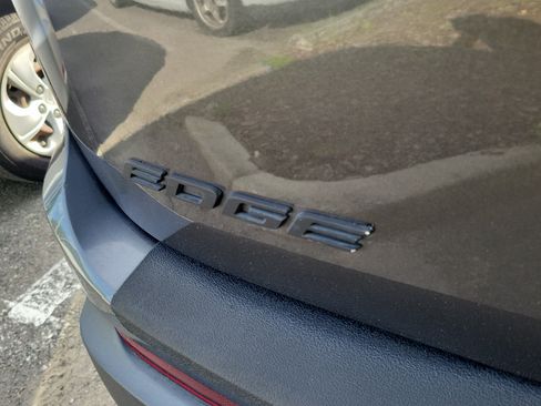 Used 2018 Ford Edge Titanium FWD image 18