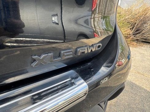 Used 2020 Toyota Highlander XLE image 19