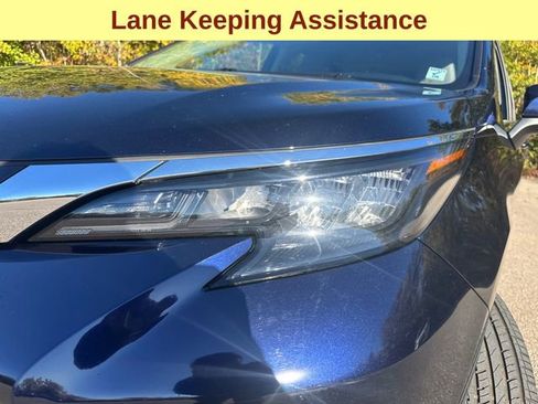 Used 2024 Toyota Sienna LE image 5