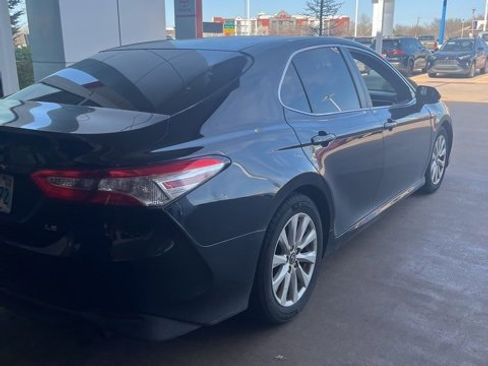 Used 2018 Toyota Camry LE image 2
