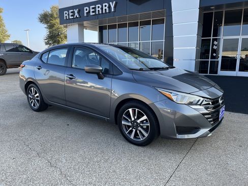 Used 2024 Nissan Versa SV image 2