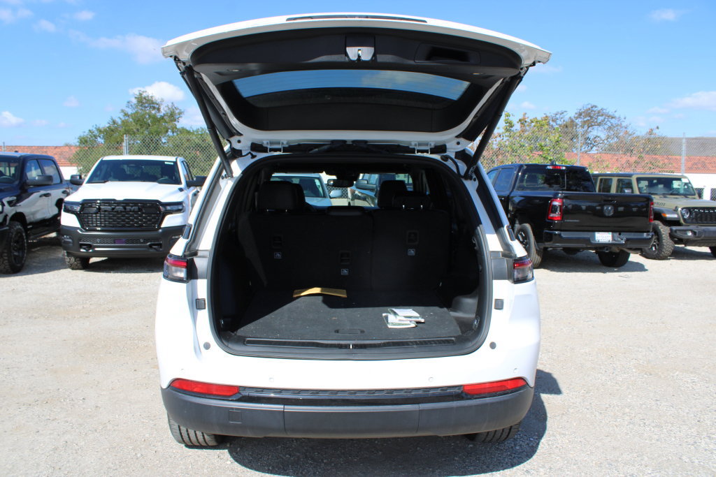 Used 2024 Jeep Grand Cherokee Altitude AWD/4WD image 11