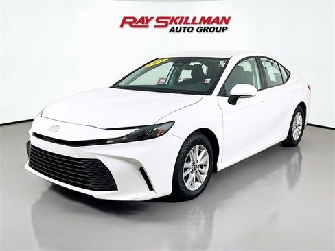 Used 2025 Toyota Camry LE image 3
