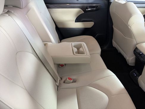 Used 2023 Toyota Highlander Limited FWD image 23