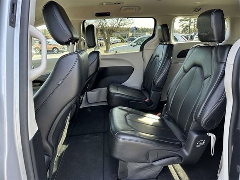 Used 2024 Chrysler Pacifica Touring-L image 15