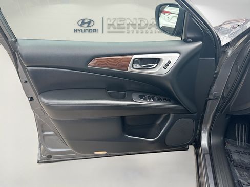 Used 2020 Nissan Pathfinder Platinum FWD image 18
