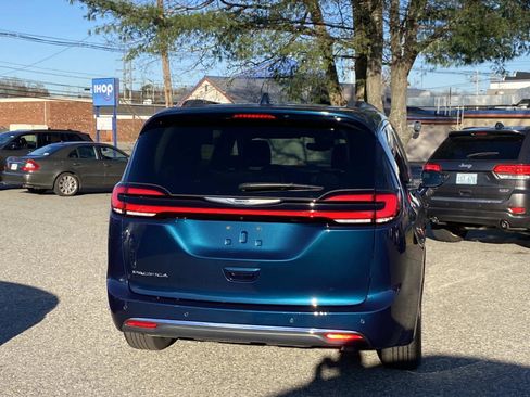 Certified 2022 Chrysler Pacifica Touring-L image 4