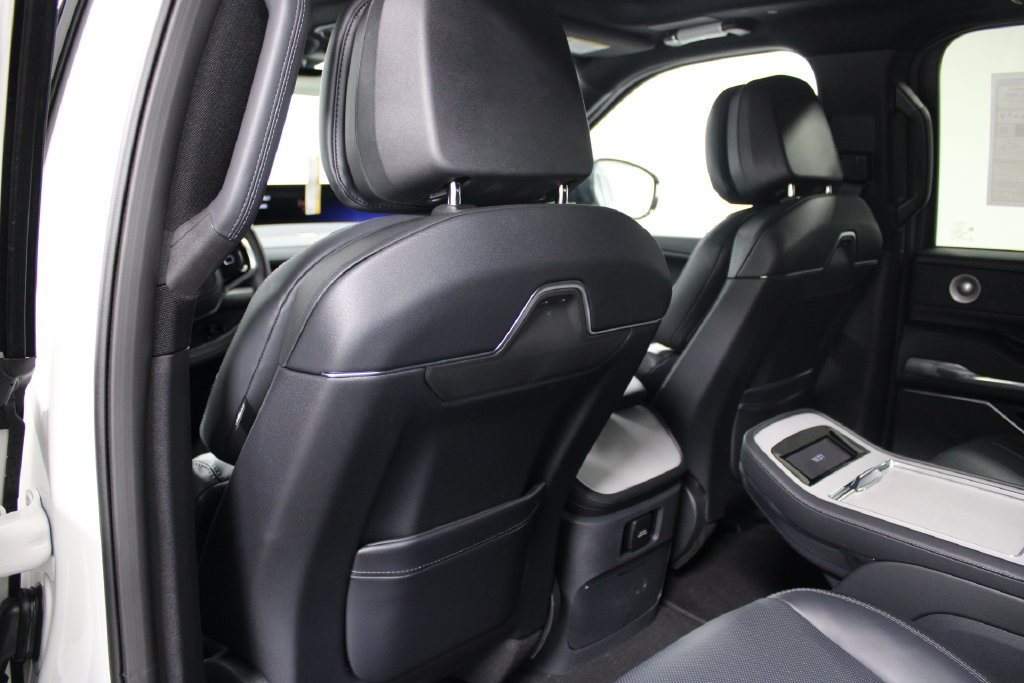 New 2026 Lincoln Navigator Reserve w/ Jet Appearance Package AWD/4WD image 32