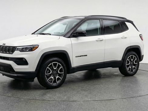 Used 2025 Jeep Compass Trailhawk w/ Trailer Tow Group image 3
