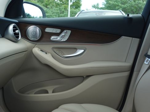 Used 2021 Mercedes-Benz GLC 300 4MATIC image 19