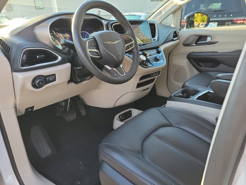 Used 2024 Chrysler Pacifica Limited FWD image 27