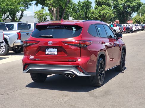 Used 2023 Toyota Highlander XSE AWD/4WD image 4