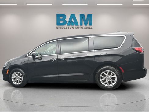 Used 2024 Chrysler Pacifica Touring-L FWD image 4