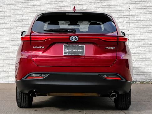 Used 2022 Toyota Venza LE image 8