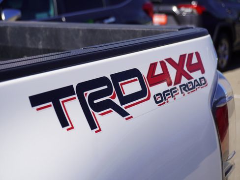 Used 2022 Toyota Tacoma TRD Off-Road w/ Technology Package AWD/4WD image 8
