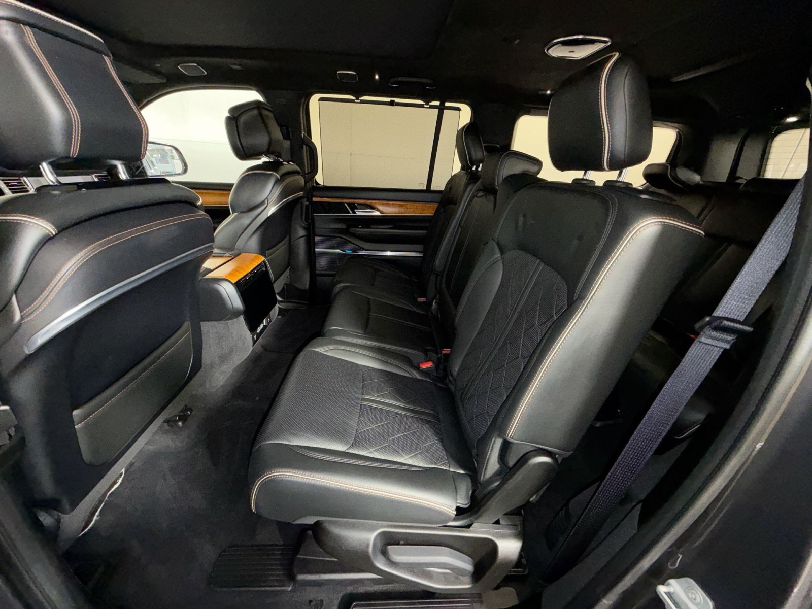Used 2022 Jeep Grand Wagoneer Series III w/ Flexible Seating Group AWD/4WD image 25