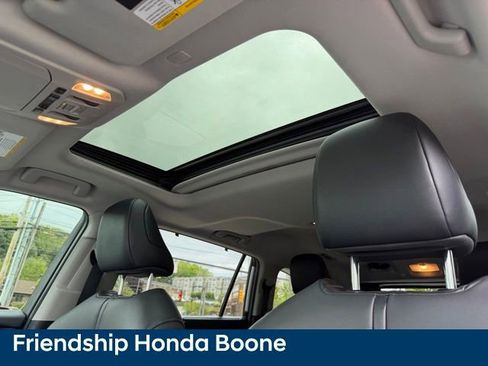 Used 2020 Toyota Highlander XLE AWD/4WD image 34