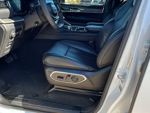 Used 2024 Jeep Wagoneer Series II w/ Flexible Seating Group image 16