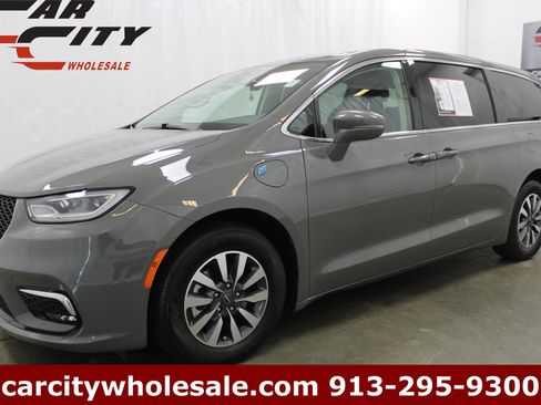 Used 2022 Chrysler Pacifica Touring-L FWD image 1