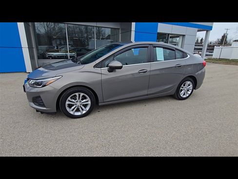 Used 2019 Chevrolet Cruze LT image 4