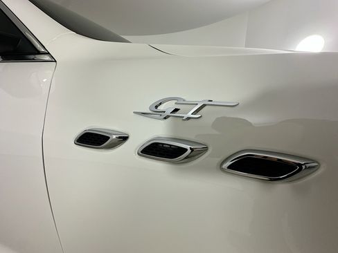 Used 2022 Maserati Levante GT AWD/4WD image 9