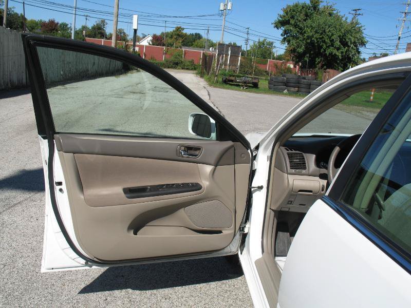 Used 2005 Toyota Camry LE FWD image 12