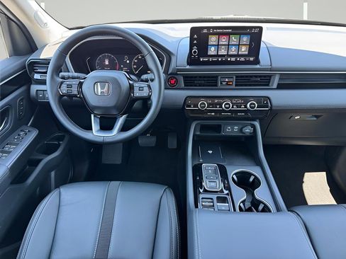 Used 2025 Honda Pilot Touring image 5