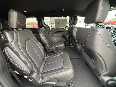 New 2026 Chrysler Pacifica Select image 8