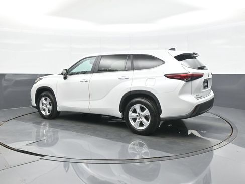 Used 2023 Toyota Highlander L FWD image 5