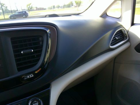 Used 2017 Chrysler Pacifica LX FWD image 26