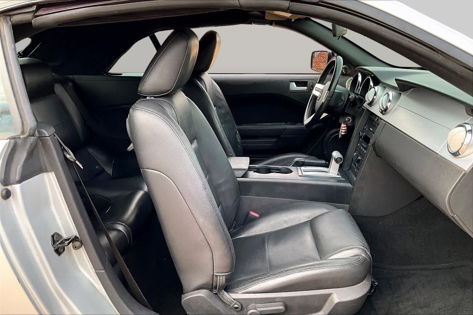 Used 2005 Ford Mustang Convertible RWD image 8