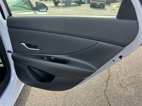 Used 2025 Hyundai Elantra Limited image 16