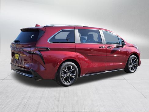 Used 2025 Toyota Sienna Platinum AWD/4WD image 7