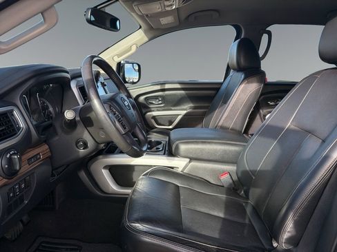 Used 2018 Nissan Titan SL image 9