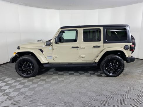 Used 2022 Jeep Wrangler Unlimited Sahara w/ Cold Weather Group image 11