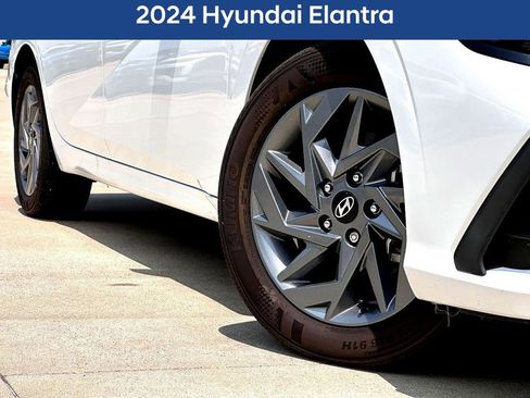 Used 2024 Hyundai Elantra SEL image 2