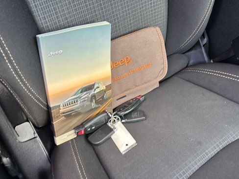 Used 2016 Jeep Cherokee Latitude FWD image 23
