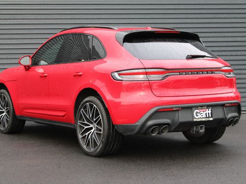 Certified 2022 Porsche Macan image 3
