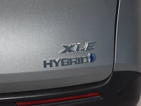 Used 2024 Toyota Sienna XLE FWD image 27