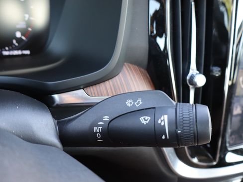 Used 2020 Volvo S60 T6 Momentum image 23