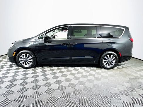 Used 2022 Chrysler Pacifica Touring-L image 4
