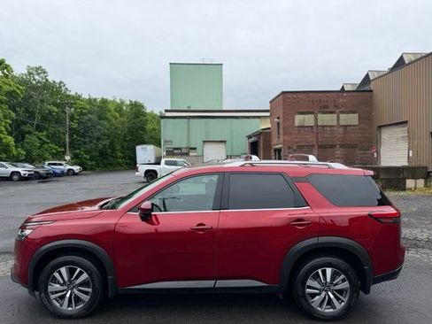 Used 2023 Nissan Pathfinder SL AWD/4WD image 9