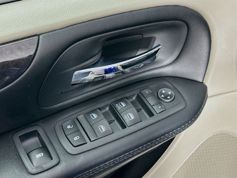 Used 2019 Dodge Grand Caravan SE w/ UConnect Hands-Free Group image 15