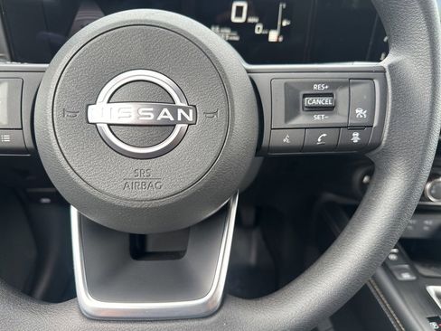 Used 2025 Nissan Kicks SV AWD/4WD image 16