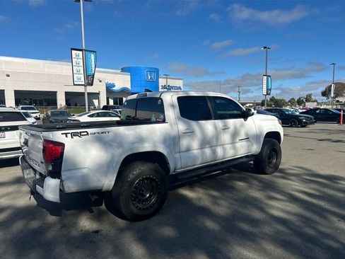 Used 2018 Toyota Tacoma TRD Sport RWD image 3