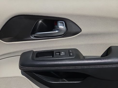 Used 2023 Chrysler Pacifica Touring-L FWD image 26