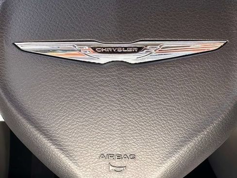 Used 2024 Chrysler Pacifica Limited FWD image 9