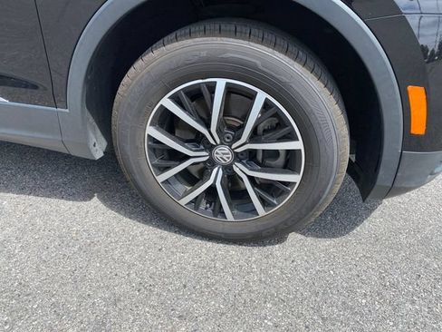 Used 2021 Volkswagen Tiguan SE w/ Panoramic Sunroof Package AWD/4WD image 11