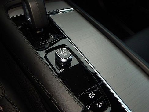 Certified 2025 Volvo XC90 B5 Core image 24